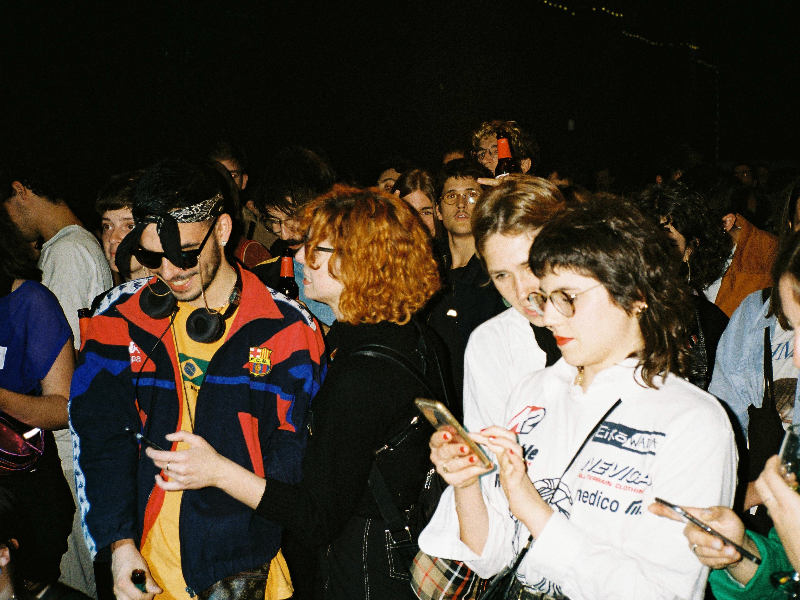 Gent jove gaudint d'un espectacle