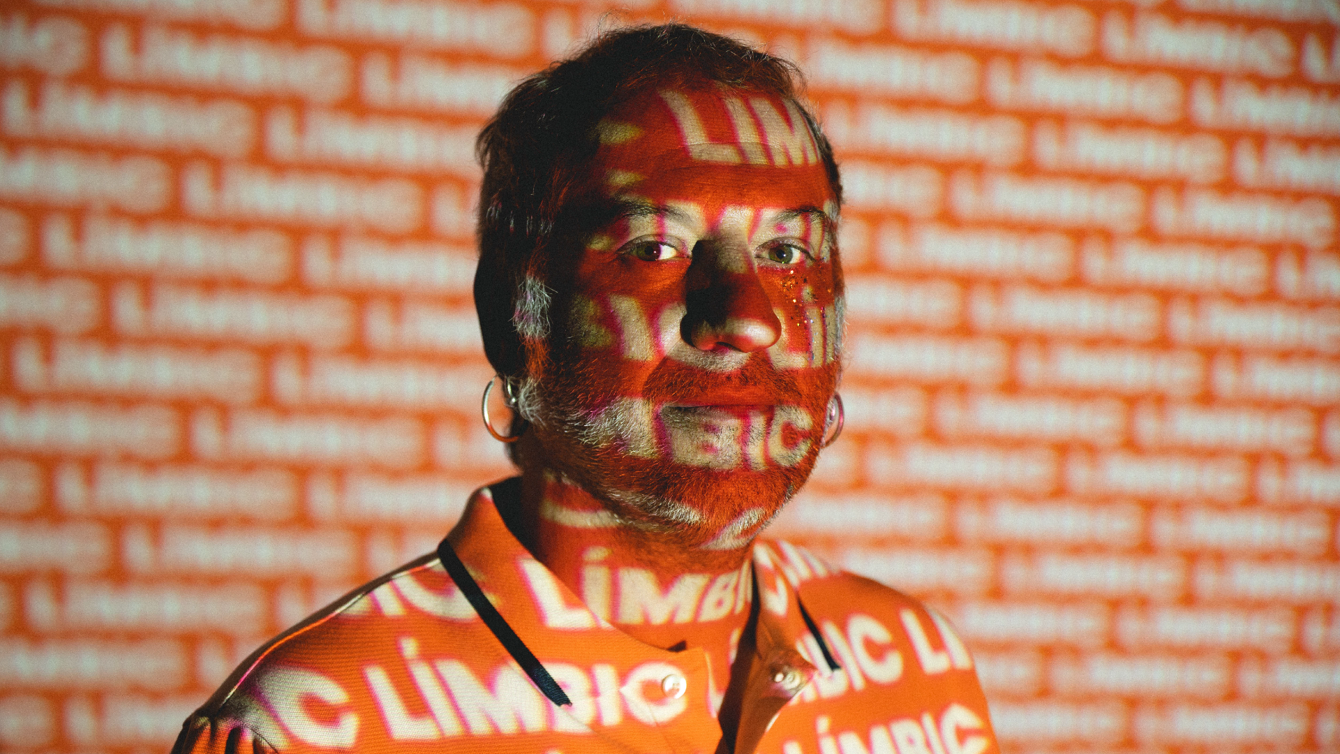 Retrat d'un home amb la paraula Límbic projectada arreu