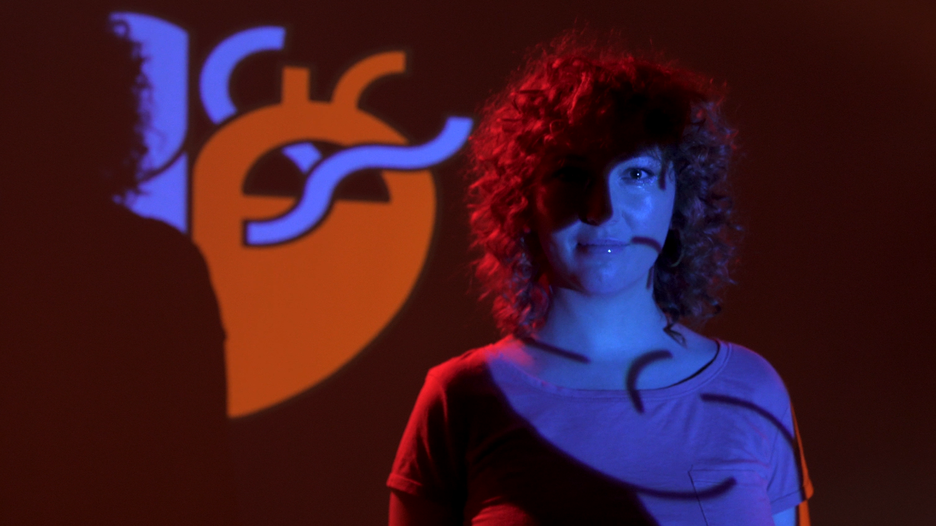 Retrat d'una dona amb el logo del Límbic (mig cor i mig cervell)